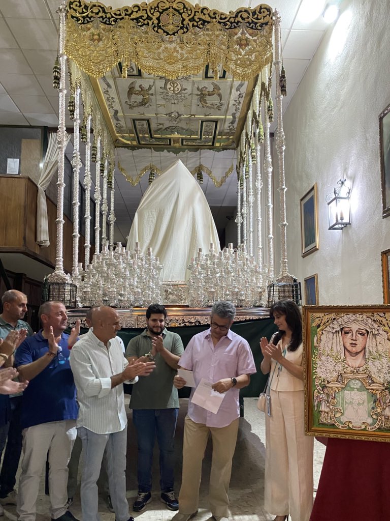 EsperanzaHdad's tweet photo. El equipo de capataces del paso de palio de Mª Stma. de la Esperanza ha tenido a bien donar los beneficios obtenidos de las camisetas del Magno Vía Crucis a la Asociación Red Española de Madres y Padres Solidarios, cuyo fin es el apoyo a la investigación de enfermedades raras. https://t.co/3IL1sVlqCy