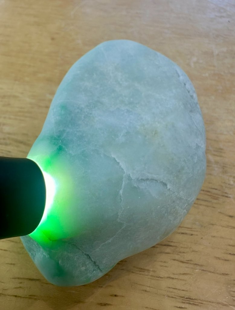 糸魚川翡翠　高透過　白アップルグリーン　大きめ　267g 糸魚川翡翠 高透過 白アップルグリーン 大きめ 267g みどり店