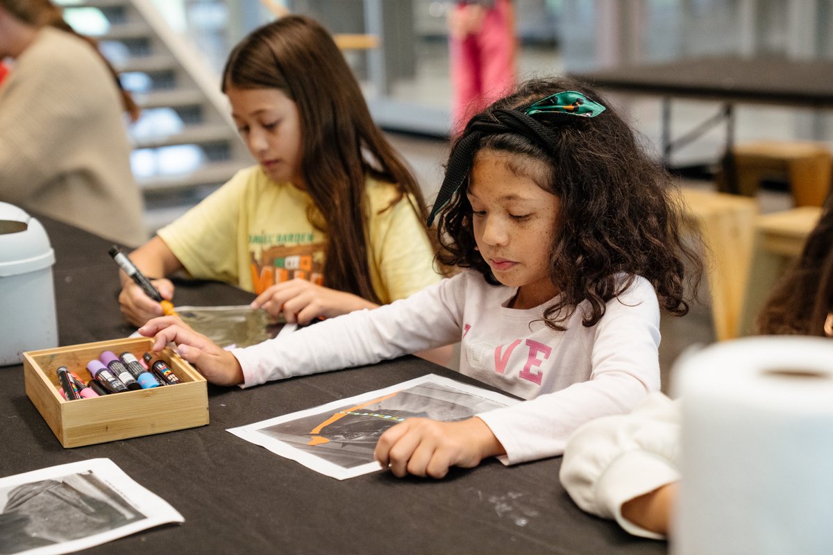 Bring the kids! 🎨 Tomorrow, Oct 4, 2–4pm at Wellin: create collaged serpent, unicorn &amp; dragon figurines inspired by Jamea Richmond-Edwards’ art. Free, interactive, open to K–5 families. 
Info 👉 hamilton.edu/wellin/about/c…