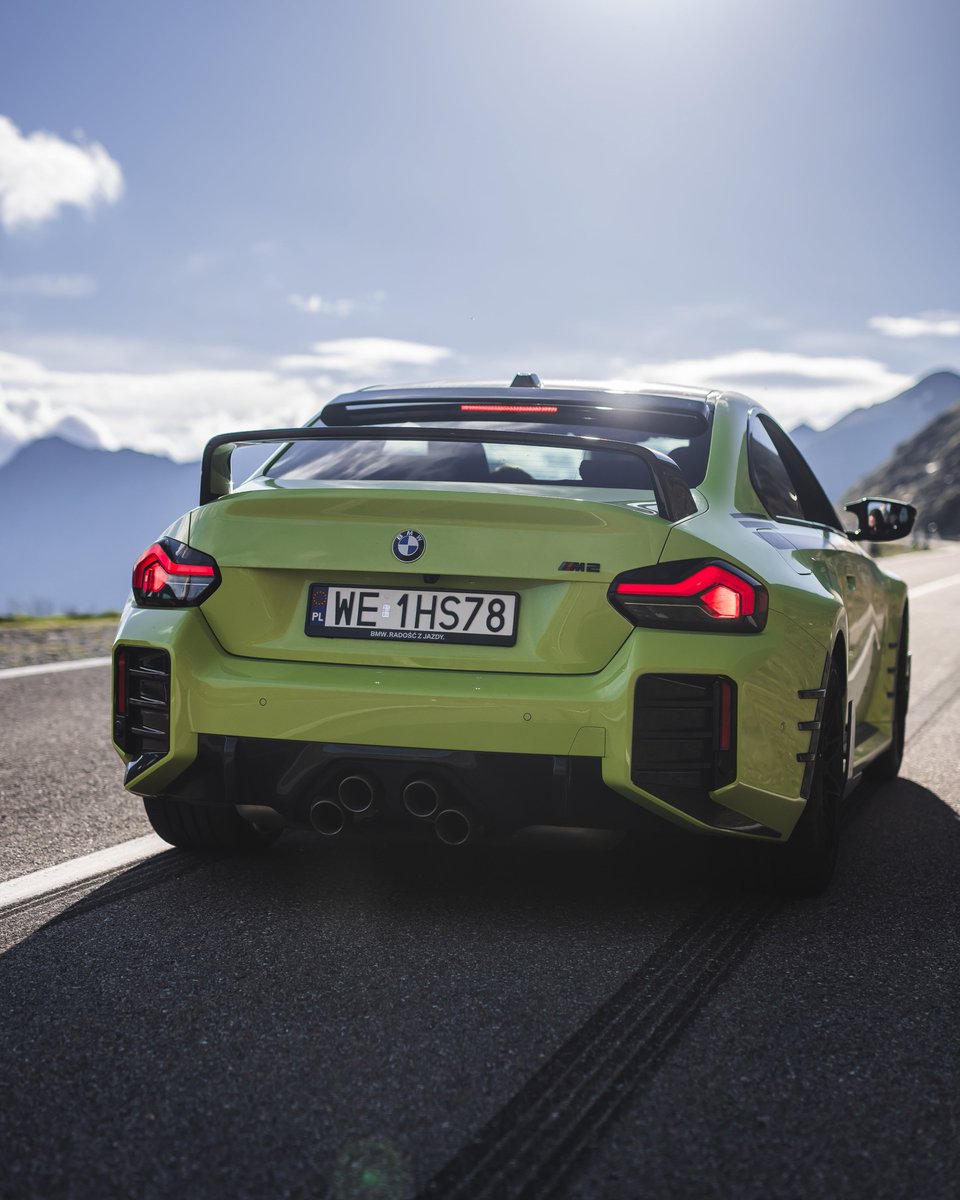 snp4811's tweet image. Yo, M2 maniacs—check this 2024 G87 BMW M2 with M Performance kit. 473hp S58 bi-turbo, carbon splitter &amp;amp; diffuser, titanium exhaust (18lbs lighter), center-lock wheels. 0-60 in 3.9s—track terror. Who&apos;s modding theirs? #BMWM2 #G87M2 #MPerformance #BMWLife #S58 #DriftMachine #Tuning