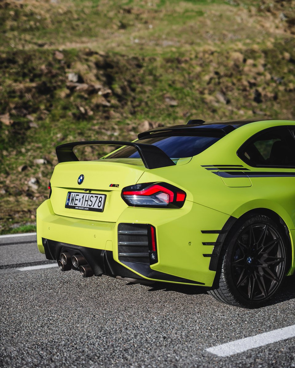 snp4811's tweet image. Yo, M2 maniacs—check this 2024 G87 BMW M2 with M Performance kit. 473hp S58 bi-turbo, carbon splitter &amp;amp; diffuser, titanium exhaust (18lbs lighter), center-lock wheels. 0-60 in 3.9s—track terror. Who&apos;s modding theirs? #BMWM2 #G87M2 #MPerformance #BMWLife #S58 #DriftMachine #Tuning