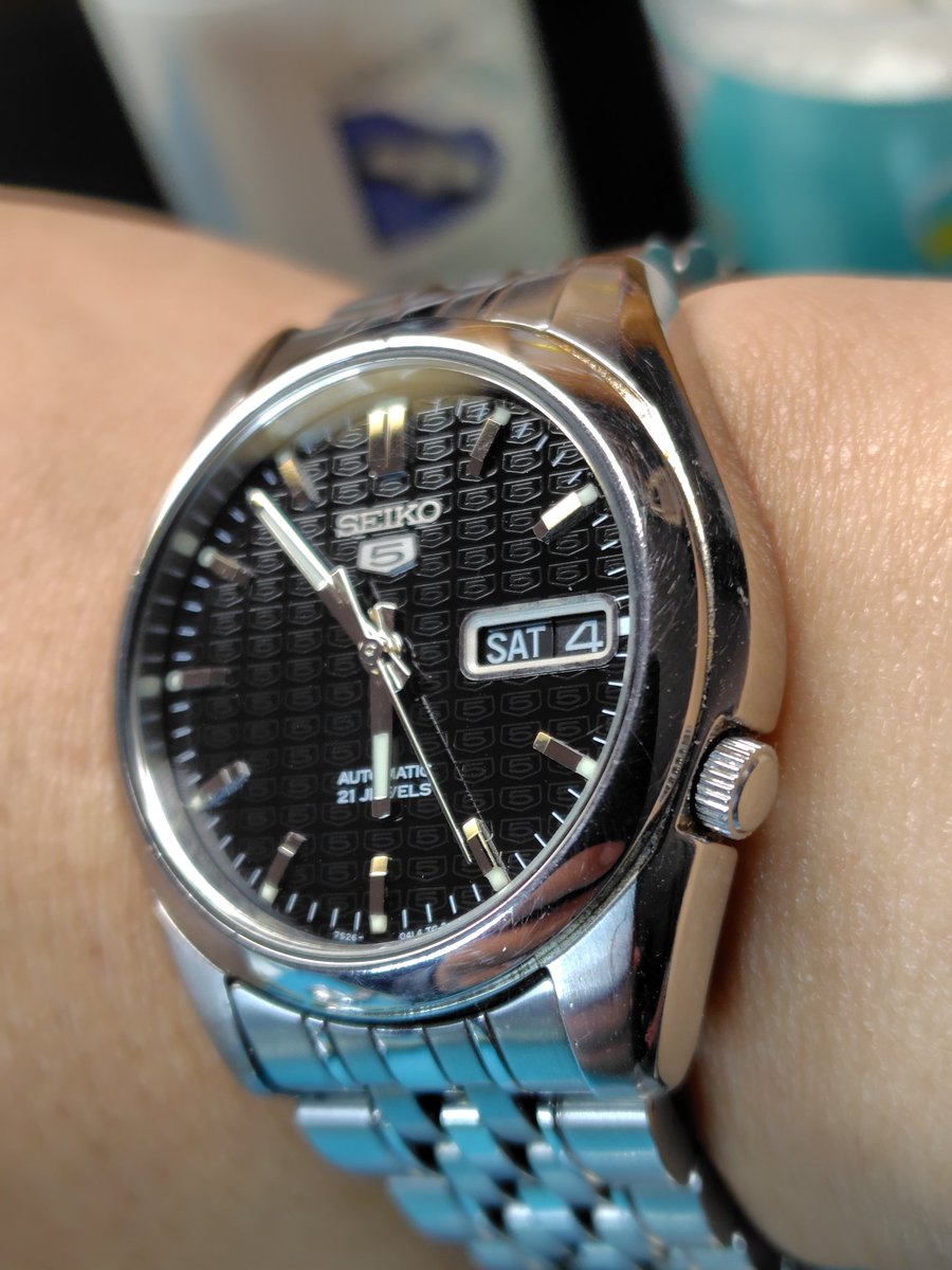 おはようございます❗️
今日は1996年製のSEIKO5旧ロゴ文字盤です❗️
欧州輸出向けモデルで、曜日がフランス語と英語になっており、日本語がありません。
欧州ではエスニックな漢字表記の方が好まれるため、このモデルは日本国内の方が流通量が多いです❗️
マーケティングをミスってますね❗️
#腕時計