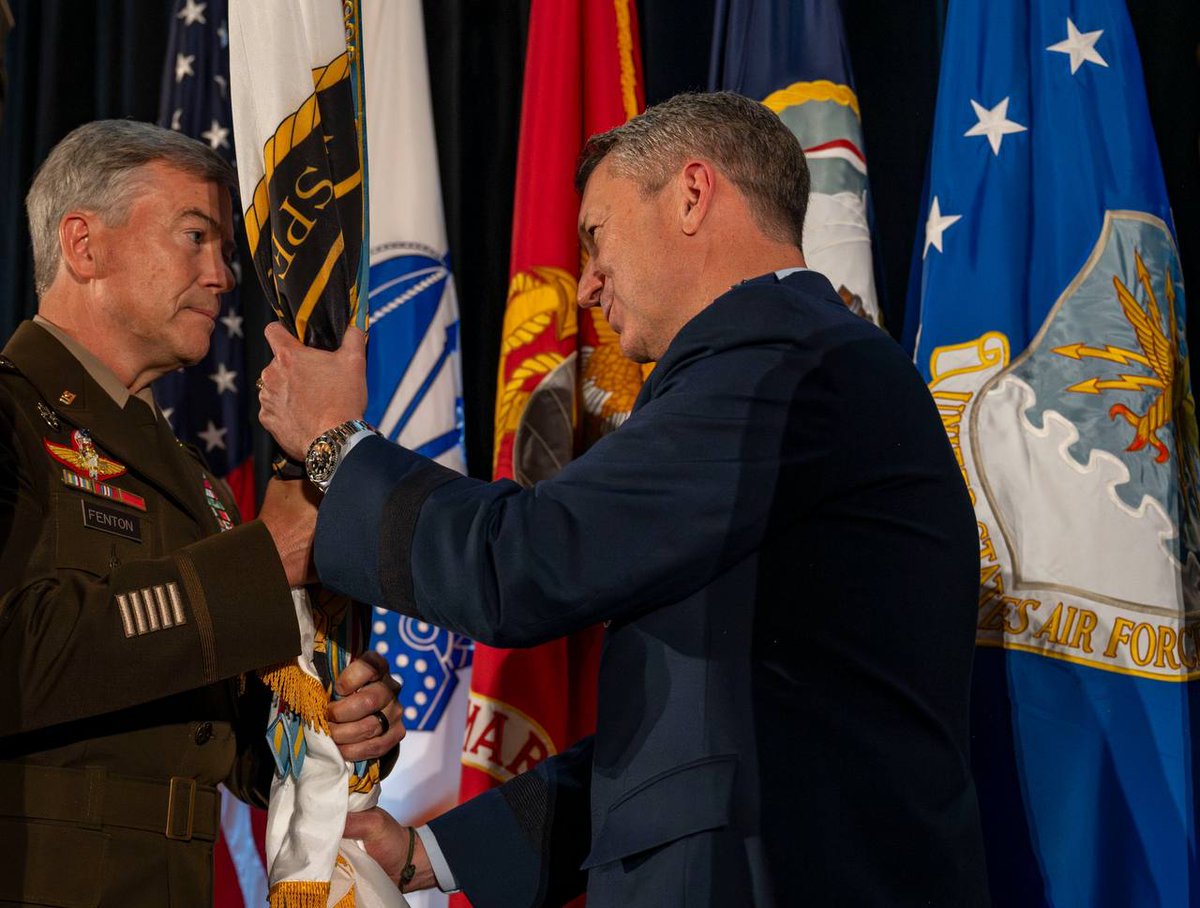 finger_aga63127's tweet image. S.H.A.E.F.🇺🇸 🇷🇺Regierungsinstitution Deutschland 🏳️

Heute wurde Admiral Frank „Mitch“ Bradley der 14. Kommandant des USSOCOM und trat die Nachf...

Die Veröffentlichung findet ihr hier: dvidshub.net/news/549926/ad…
#USSOCOM #ChangeofCommand #Leadership #SOF

t.me/MajorThorstenJ…