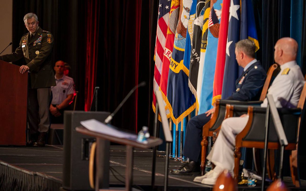 finger_aga63127's tweet image. S.H.A.E.F.🇺🇸 🇷🇺Regierungsinstitution Deutschland 🏳️

Heute wurde Admiral Frank „Mitch“ Bradley der 14. Kommandant des USSOCOM und trat die Nachf...

Die Veröffentlichung findet ihr hier: dvidshub.net/news/549926/ad…
#USSOCOM #ChangeofCommand #Leadership #SOF

t.me/MajorThorstenJ…