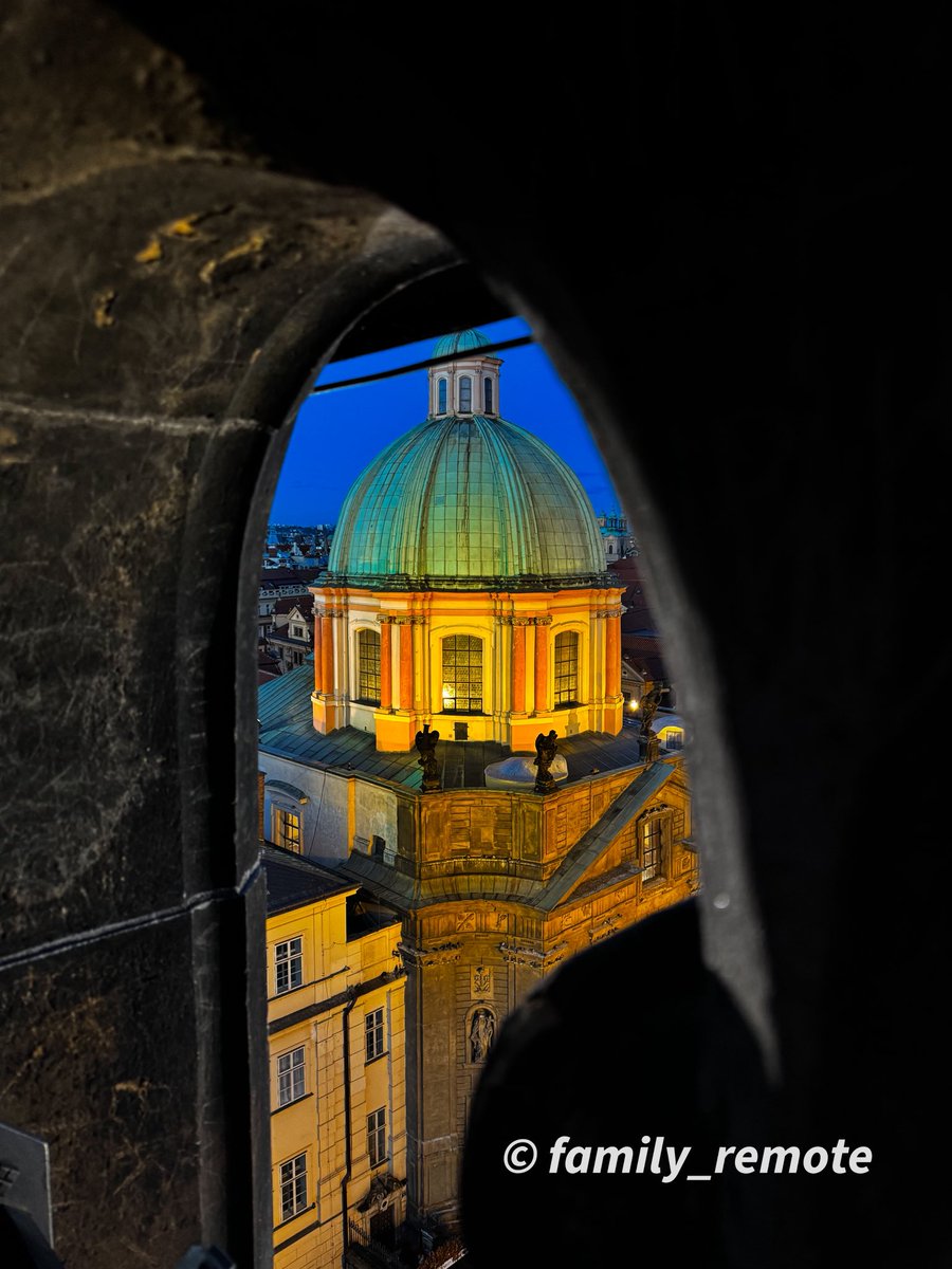 remote1983's tweet photo. ✨ Sometimes the best views are the ones you discover through a hidden window… Prague, you never stop stealing hearts 💛🏰🌙

#HiddenPrague #PragueMagic #CityOfAThousandSpies #SecretView #CzechVibes #NightInPrague #FamilyRemote #TravelWithUs #PragueByNight #MagicalEurope #Unseen https://t.co/7Lha7skBwa