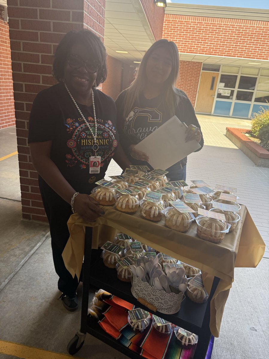 LilyChavezAISD's tweet image. We are survivors of the FIRST NINE WEEKS here @CarawayES_AISD 

Big shoutout to our principal @whiteconstance1 for providing us with delicious treats today! 💛💙💛