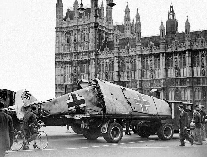 WW2Facts's tweet image. The wreckage of a German Messerschmitt Bf 109 is towed past the Palace of Westminster in London, 1940.

#History #WWII