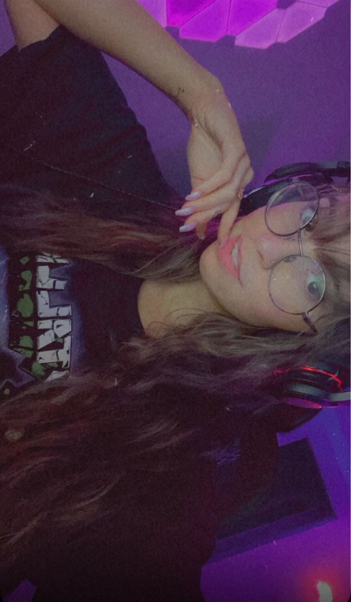 kaia_r3's tweet image. Can i be your gamer girl?😉👅🔥