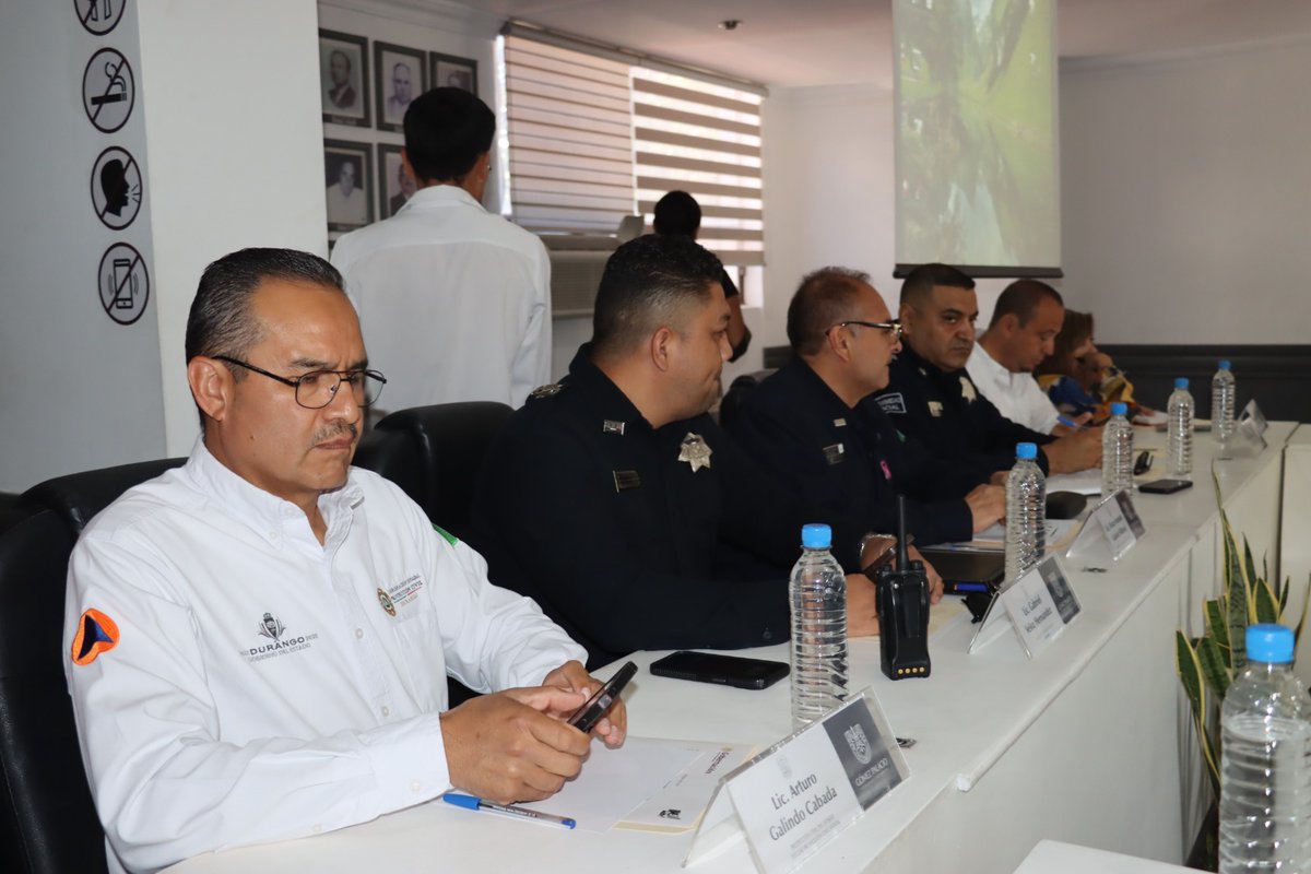 sspdgo's tweet image. El Comisionado, Lic. @OscarGalvanV , Secretario de Seguridad en la entidad, destacó que se trataron diversos temas con la finalidad de seguir fortaleciendo las acciones que contribuyan a mantener segura La Laguna de Durango. #SSPDgo #DurangoSeguroRespetuosoyEnPaz