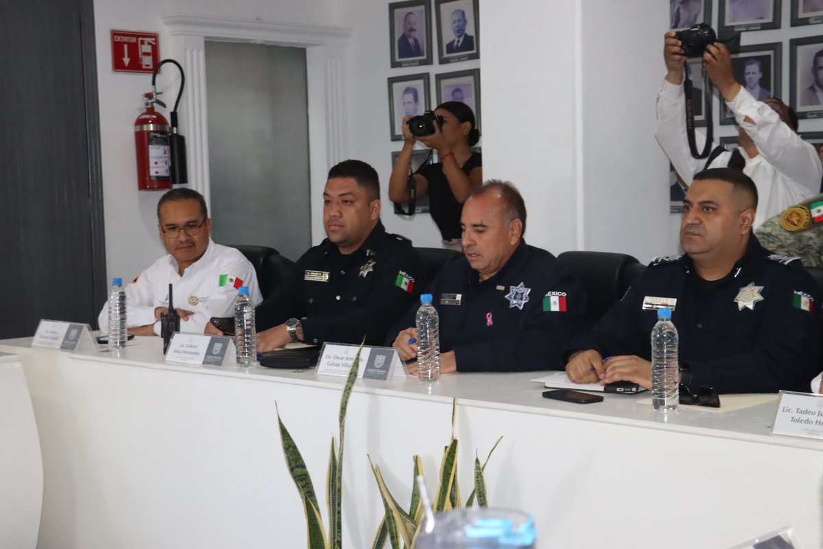 sspdgo's tweet image. El Comisionado, Lic. @OscarGalvanV , Secretario de Seguridad en la entidad, destacó que se trataron diversos temas con la finalidad de seguir fortaleciendo las acciones que contribuyan a mantener segura La Laguna de Durango. #SSPDgo #DurangoSeguroRespetuosoyEnPaz