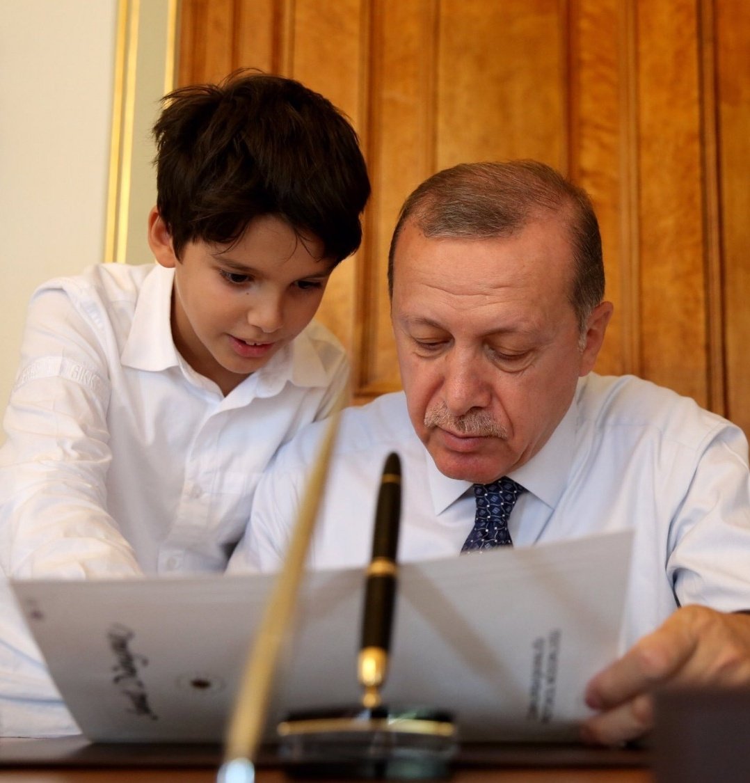Neymiş, Hafız Ömer Tayyip Erdoğan 18 yaşında prompter'den konuşuyormuş! 
Yıllardır dedesi Recep Tayyip Erdoğan kitabın başından, ortasından, sonundan konuştu sizlere insanlığı öğretemedi!torunu zihnini kullansa insanlığı mı öğreneceksiniz?
Neyse
Dede'den toruna sistemi geliyor:)