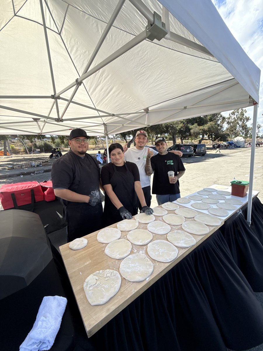 ftponsol's tweet photo. Thank you @chuyitospizza for coming out and helping us feed the people with hundreds of fresh pizzas!! serving smiles all day 🔆♻️ AND we got cheFTP serving some chicken teriyaki bowls as well 😈💚 $FTP https://t.co/hhFwOAPqyB