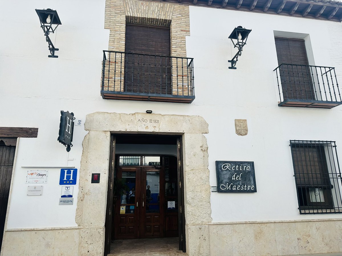 EstrellaUclm's tweet photo. Hoy hemos pasado un día muy especial con los alumnos de la @fdcs_cr de la @uclm_es. Seguro que seréis profesionales muy exitosos.Gracias a @BodegasAruspide y @RetirodelMaestr por vuestra gentileza, conocimiento, hospitalidad y consejos  que son clave para un brillante #marketing https://t.co/mC7W8z8SVj