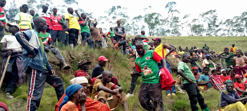 #Kayanza 3/10/2025 Umunyamabanga wa <a href="/CnddFdd/">CNDD-FDD</a> muri komine yazindutse mubikorwa vyo kurima igitara c'umurima w'amavoka kumutumba #Ryamukona.Uwo murima ukaba uzoba upima hegitare 7 bakaba bamaze kuwuteramwo ibiti 2000.Akaba yasavye abagumyabanga gukurikirana ico gitara
<a href="/R_Ndikuriyo/">Ndikuriyo Révérien</a>