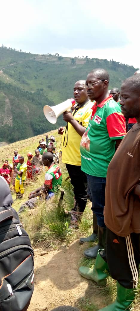 CnddFddButanyer's tweet image. #Kayanza 3/10/2025 Umunyamabanga wa @CnddFdd muri komine yazindutse mubikorwa vyo kurima igitara c'umurima w'amavoka kumutumba #Ryamukona.Uwo murima ukaba uzoba upima hegitare 7 bakaba bamaze kuwuteramwo ibiti 2000.Akaba yasavye abagumyabanga gukurikirana ico gitara
@R_Ndikuriyo