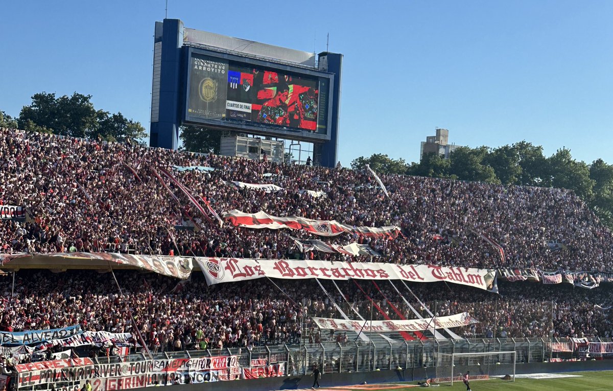 santigrizas19's tweet photo. Esto todos los Domingos en el Monumental!
🥁1️⃣4️⃣🐔 https://t.co/6J19rjCG7N