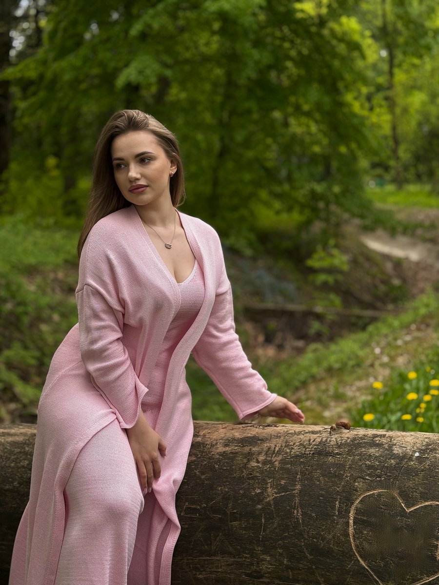 Amelia3294's tweet image. 🌿 On a weekend afternoon, just sitting in the middle of nature, listening to the wind and rustling leaves, all worries seem to disappear 🍃✨
A small moment of silence for the soul to rest and regenerate energy
#WeekendVibes #ChillWeekend #RelaxWithNature  #NatureLovers