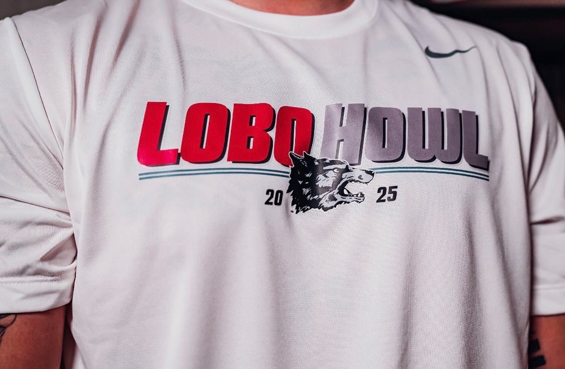 TheHowlLine's tweet photo. 🚨🐺 THE HOWL DROP 🚨
These shirts are straight FIRE🔥. ONLY 250 made. Once they’re gone… they’re GONE ⏳.
Pull up TOMORROW at THE HOWL and COP yours before they are gone. 🐺💯
Christopher really COOKED with this one 🔥👕
#THEPIT #TheHowl #GoLobos #HowlLine #LoboNation #505Strong #MWC #MWCbasketball #NewMexicoLobos #CherryAndSilver #UNM #FearTheHowl #LoboPride #CSGLobos #TheHowlLine #FillThepit #WeAreNM #SupportThePack #505grit #CherrySilverGrit #Loboup
