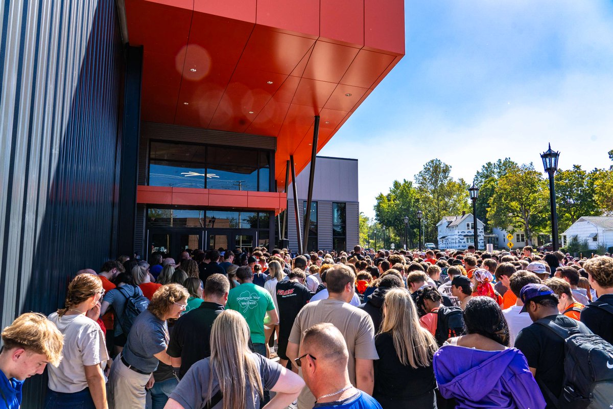 HeidelbergU's tweet image. It’s here. It’s real. It’s INCREDIBLE. Frann’s Fieldhouse is OPEN — the new heartbeat of &apos;Berg life for athletics, academics, recreation &amp;amp; community! 🏟️

Dedicated to our forever champion, Frann Zverina ’74. 🧡 #GoBerg #BergPride