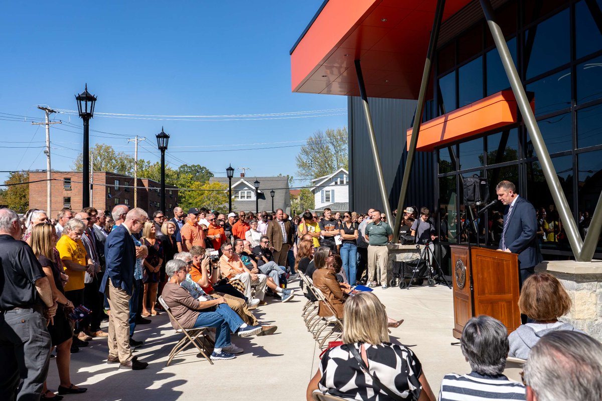 HeidelbergU's tweet image. It’s here. It’s real. It’s INCREDIBLE. Frann’s Fieldhouse is OPEN — the new heartbeat of &apos;Berg life for athletics, academics, recreation &amp;amp; community! 🏟️

Dedicated to our forever champion, Frann Zverina ’74. 🧡 #GoBerg #BergPride