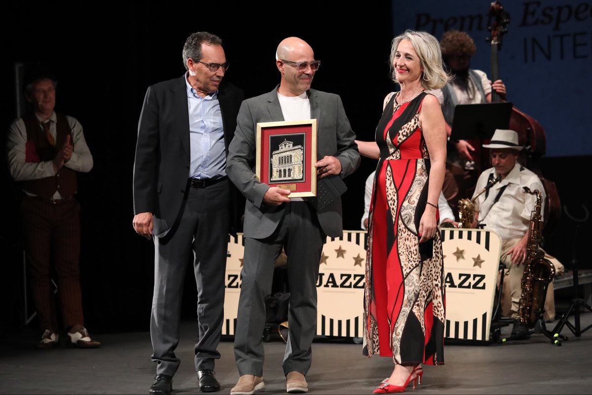 🎭 Hoy hemos asistido, con nuestra vicealcaldesa Inés Cañizares, junto a Juan Marín y Florentino Delgado, a la XXXIII edición de los premios especiales del <a href="/teatroderojas/">Teatro de Rojas</a>. Una gala amenizada por los componentes de la Girona Jazz Project.