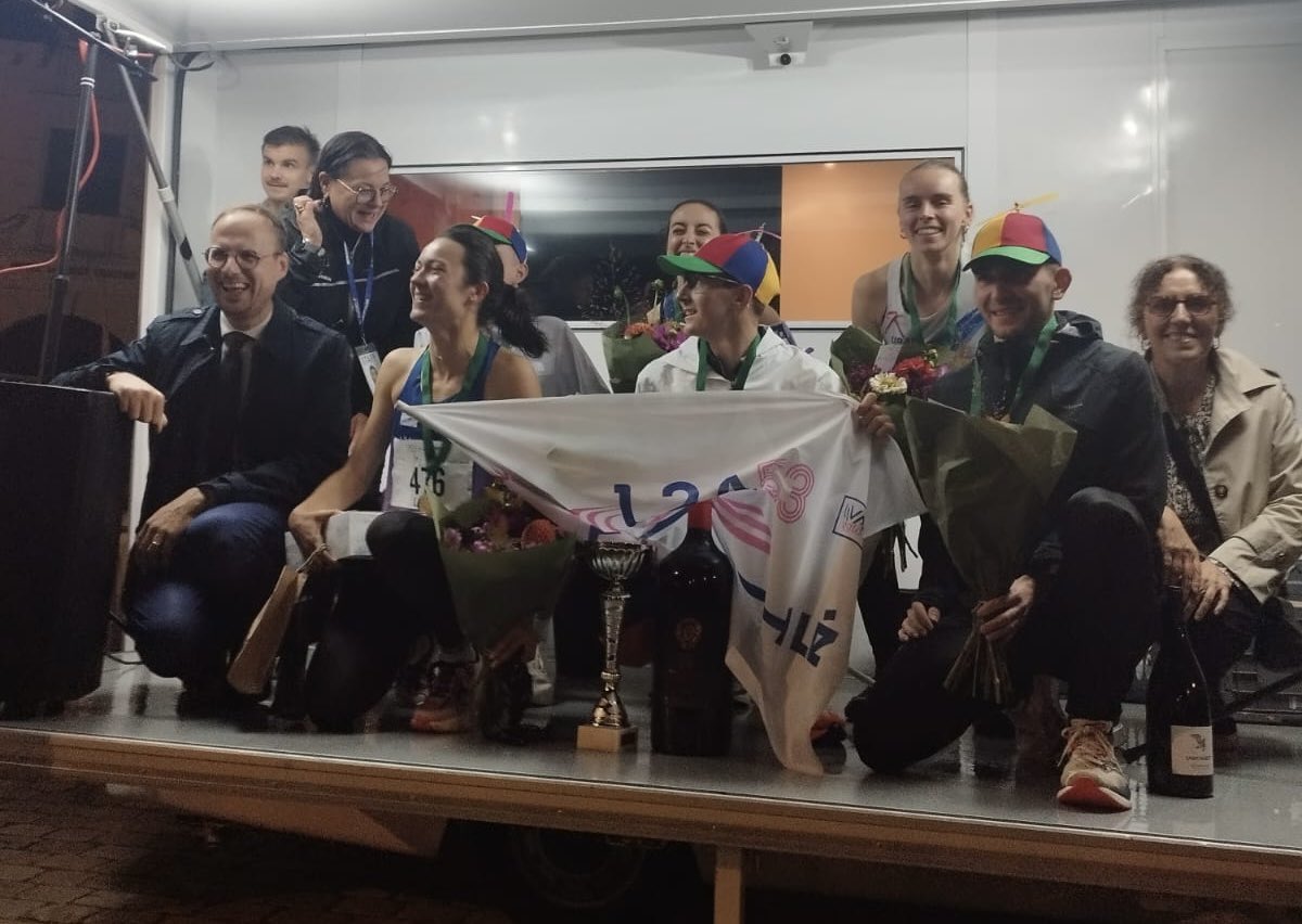 FlorianBercault's tweet photo. 🌃 11 km de trail urbain nocturne et illuminé à Laval : ruelles, escaliers, Halles, et ambiance de folie !
Merci aux bénévoles et bravo aux coureurs 🙌
🔜 RDV en 2026 pour une nouvelle édition.
#LavalUrbanTrail #SportEtPatrimoine https://t.co/aOiMyElesL