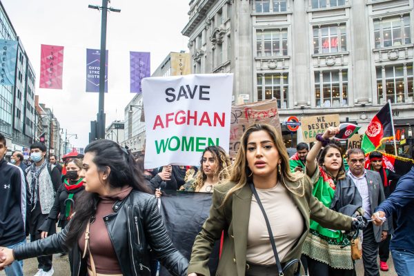 feminismo6x's tweet photo. Talibã (Religão islâmica) continua oprimindo mulheres com uso forçado da burca! Também realizando açoitamentos com base no extremismo religioso. Não é diferente do Hamas! Já em Israel mulheres servem a nação e desfrutam de plena liberdade. Não há nem comparação. https://t.co/vZQwmOEeoP