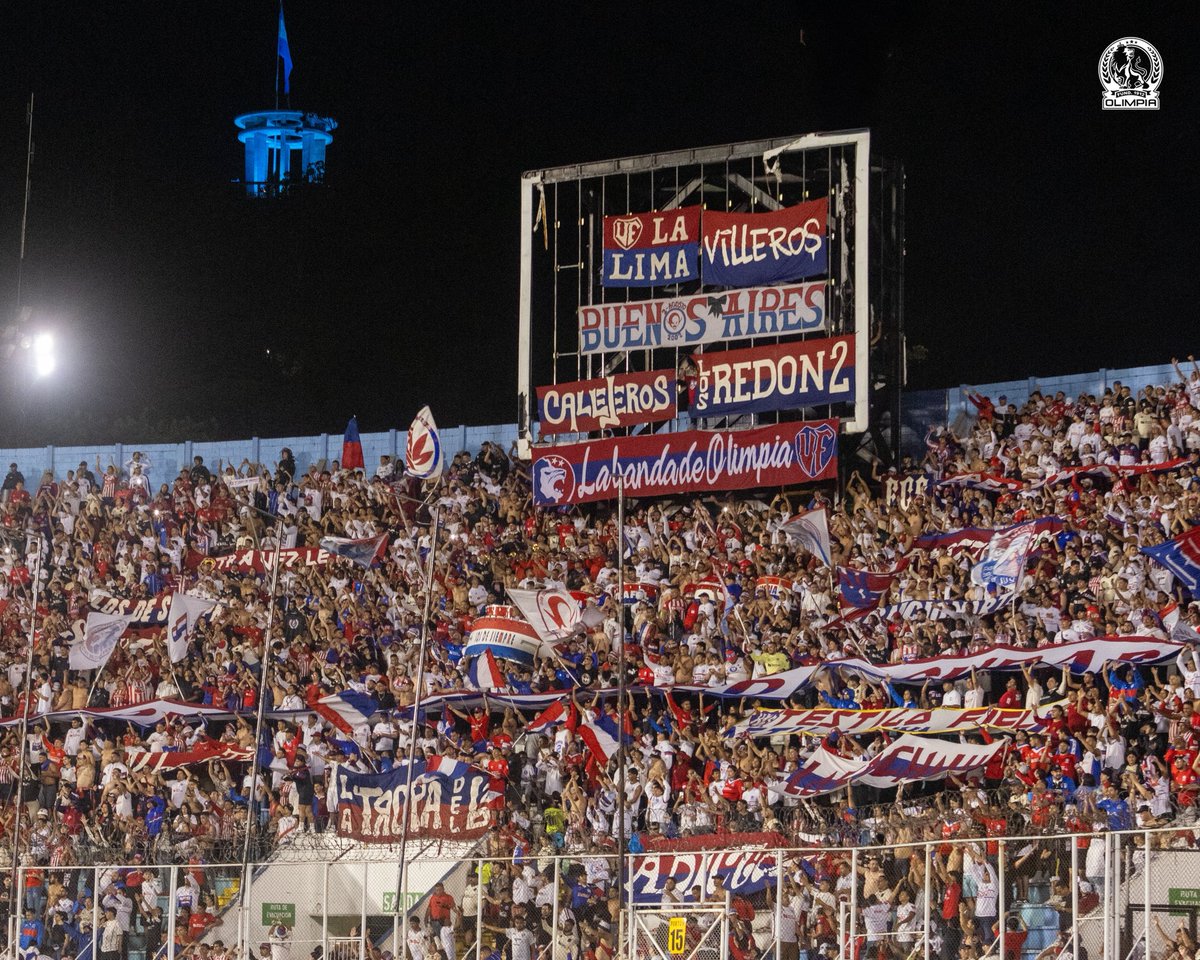CDOlimpia's tweet photo. Jamás tendrán la hinchada, que tienen los leones…🎶🦁 https://t.co/MFC3jojC9i