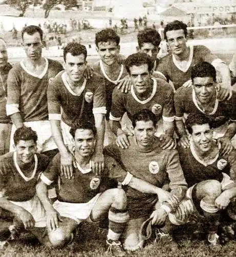 McQueenInfos's tweet photo. 🔙📸: Recordar é viver.

Na mítica tarde de 7 de fevereiro de 1943, no histórico relvado do Campo Grande, o Benfica entrou com sangue nos olhos para defrontar o rival FC Porto.

A fome de goleada era tanta que ao intervalo já estava 4-0... Mas a história não acabou aí… no final, o marcador mostrava uns humilhantes 12-2, sim leram bem, 12-2. 

Uma chapada tão grande que ainda hoje ecoa no norte. 🤭