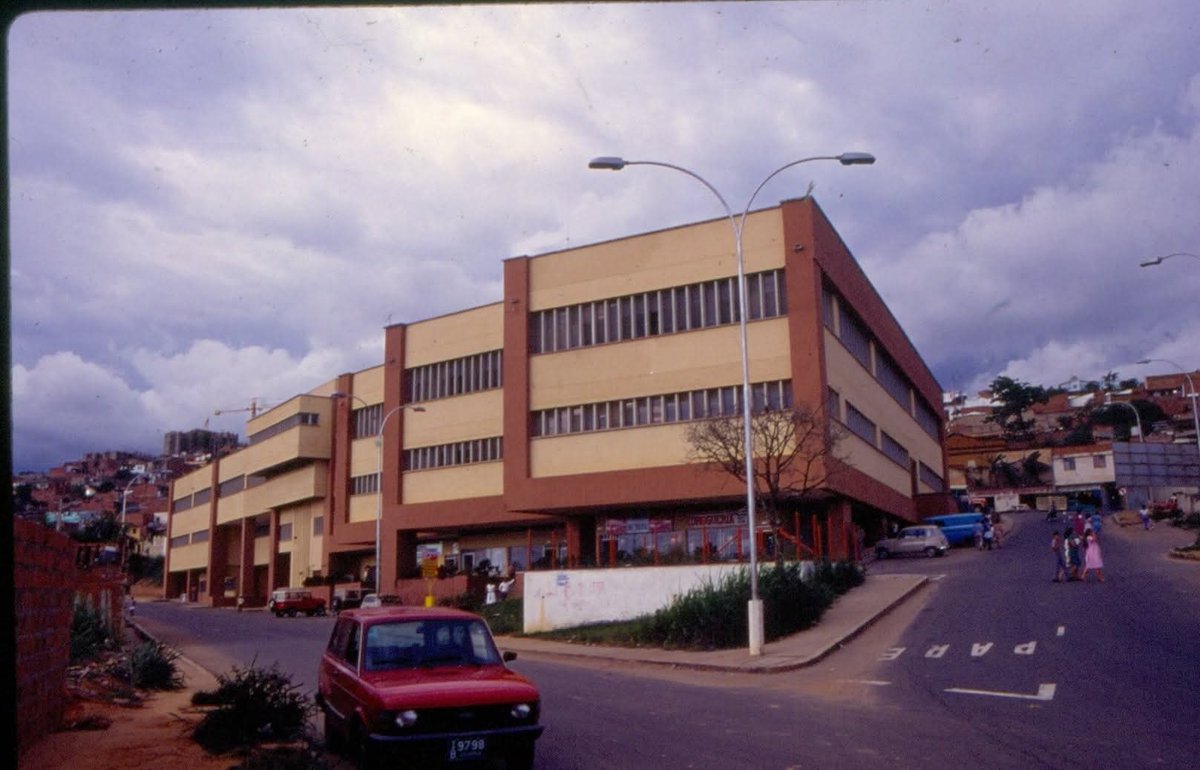 Así se veía La Plaza Satélite del Sur en 1990. 

¡ Feliz noche para todos en #Bucaramanga !