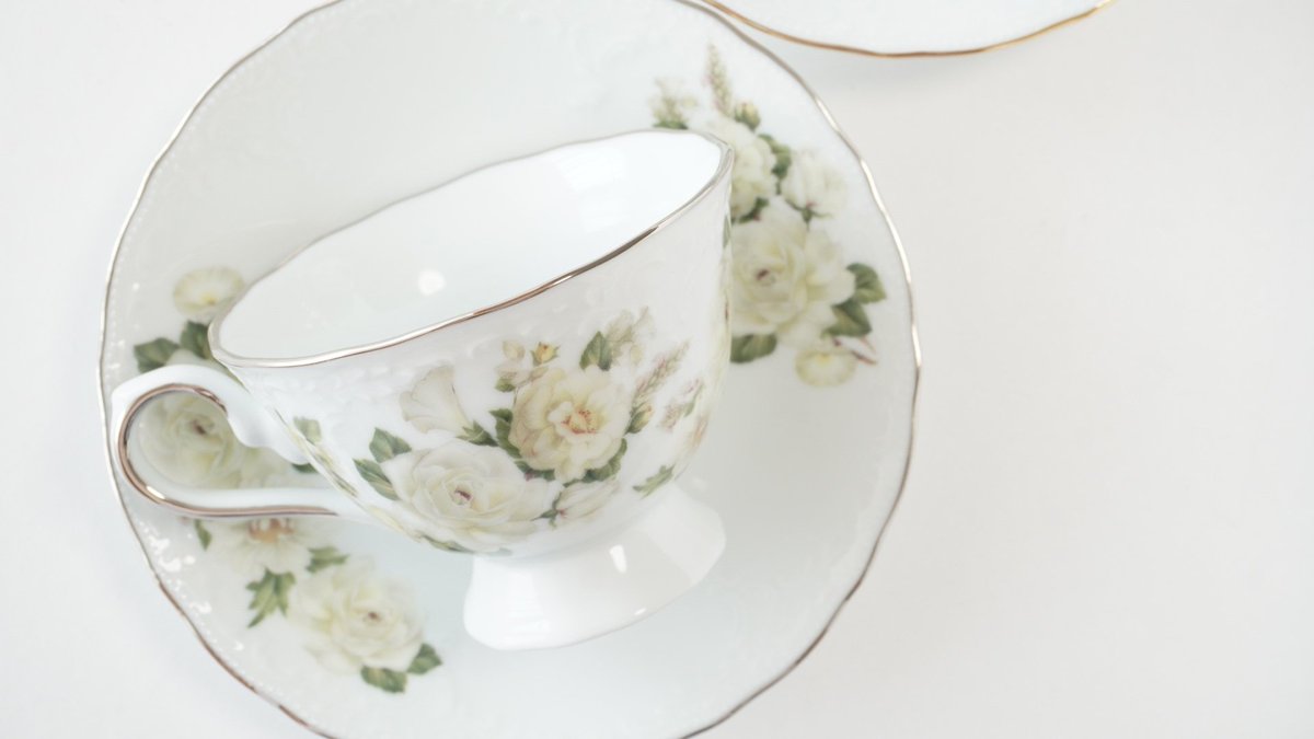 朝から窯出し🍽
サファイアローズ＆ホワイトローズが焼き上がりました。かわいいよぉ。