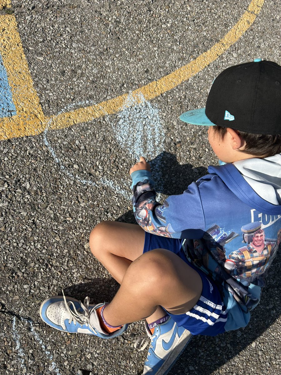 PizzaniGVAN's tweet photo. Yesterday, Ss participated in our annual #TerryFox Marathon of Hope! Chalk Messages of Hope in the am, and our walk in the pm. So fun to see them ready and excited to walk for an amazing cause. #FinishIt #VanierVikings https://t.co/uTx2w4sXio