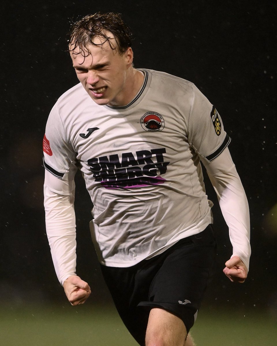 CymruLeagues's tweet photo. Winning in the rain ☔️😄 https://t.co/kbM6eNzMvG