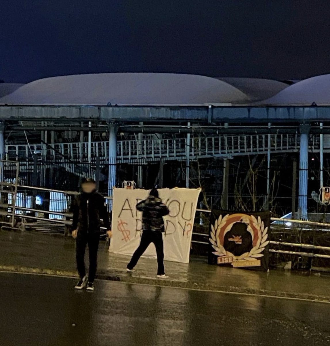 Mamisavsin23's tweet photo. STAD ONLERİNE GİDİP PANKART ACMA GELENEĞİ YA TARAFTARLARI VARKEN YAPILMALI YADA YAPİLMAMALI BOS STADDA PANKART AÇMANIN BEŞİKTAŞ TRİBUNLERİNE HİC BİR KATKİSİ YOKTUR (BU BİR OZELESTİRİDİR) https://t.co/b4lbD4d1Bg