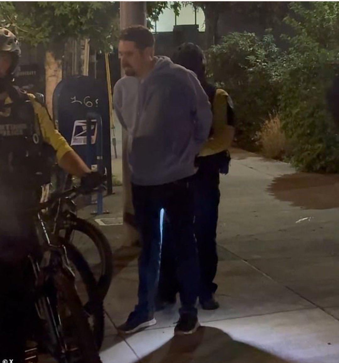 emey20252025's tweet image. 🚨 Shocking: Journalist #NickSortor arrested while covering Portland #ICE protests — raising urgent questions about press freedom in the US! Watch full details 👇
youtu.be/y4MM8pIVLAo?si…
#NickSortor #BreakingNews #Portland #ICE #PressFreedom #USNews #Journalism