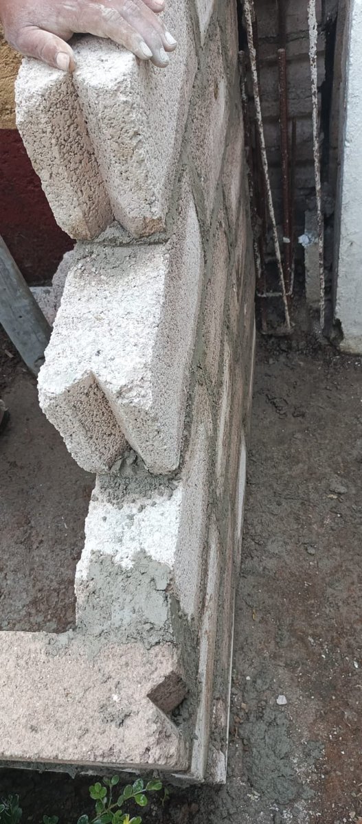 haroglez's tweet photo. @ClaraBrugadaM Se solicita apoyo para impedir que unos trabajadores bloqueen las banquetas de forma arbitraria en la calle Jacamar en colonia Ave Real están invadiendo y rompiendo banquetas perjudicando drenajes y también a los vecinos  @LaSEMOVI @AlcaldiaAO @SOBSECDMX https://t.co/kYoe7EpzK3
