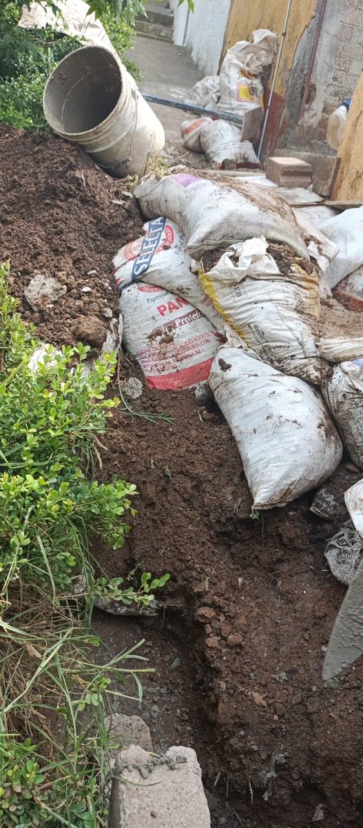 haroglez's tweet photo. @ClaraBrugadaM Se solicita apoyo para impedir que unos trabajadores bloqueen las banquetas de forma arbitraria en la calle Jacamar en colonia Ave Real están invadiendo y rompiendo banquetas perjudicando drenajes y también a los vecinos  @LaSEMOVI @AlcaldiaAO @SOBSECDMX https://t.co/kYoe7EpzK3