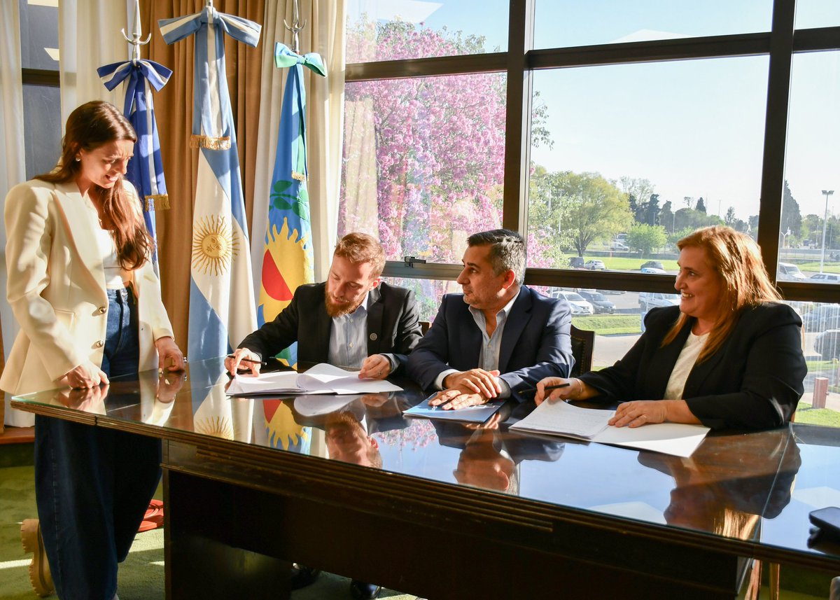 Junto a <a href="/marfervazquez/">Maria F. Vazquez</a> recibimos en <a href="/DerechoUNLZ/">Derecho UNLZ</a> a <a href="/fotermin/">Federico Otermín</a> para la firma de acuerdos entre la Facultad y el Municipio de Lomas de Zamora. Así, seguimos fortaleciendo el trabajo conjunto entre ambas instituciones. 
En ese marco, se puso en marcha el Consejo de Seguridad y