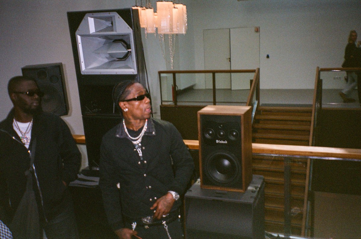 Sheck Wes and Travis Scott at Virgil Abloh’s exhibition in Paris 🎞️