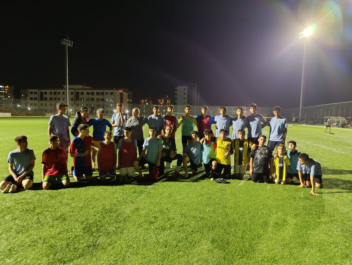 MahmutCanbeyli2's tweet photo. 63 yıldızlar akademi spor kulübünün gençleri lige hazır https://t.co/ju4oxHYSa5