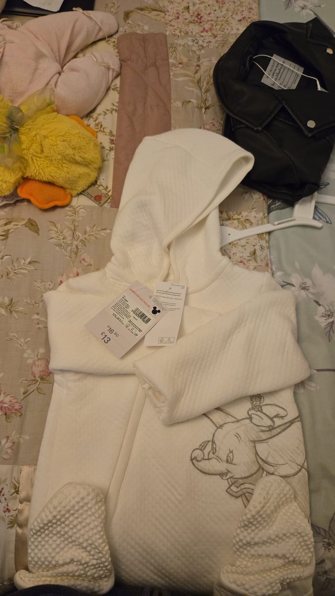 ManfeetMel's tweet photo. @Tesco "Garments with hoods should not be used as sleepwear" 

As you can not so clearly see, one label says sleepsuit. 

The other states the quoted statement. 

(1/2) https://t.co/FPWNkXtDco