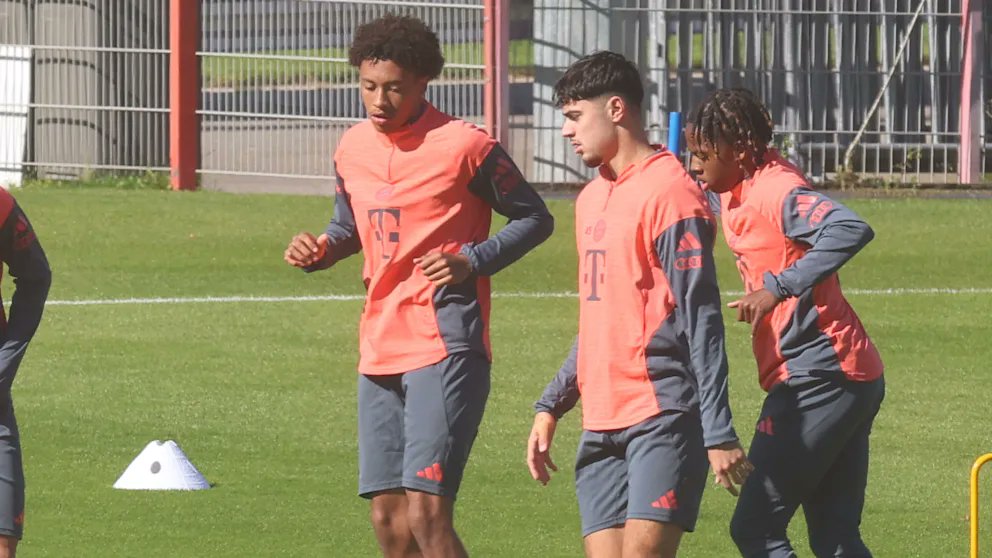 laucapital_vc's tweet image. Kim Min-jae n'a pas pris part à la dernière séance d'entraînement et est très incertain pour le match de demain. 

Les jeunes défenseurs centraux Cassiano #Kiala (16 ans) et Filip #Pavić (15 ans/pas encore éligible pour jouer en équipe première) étaient sur le terrain