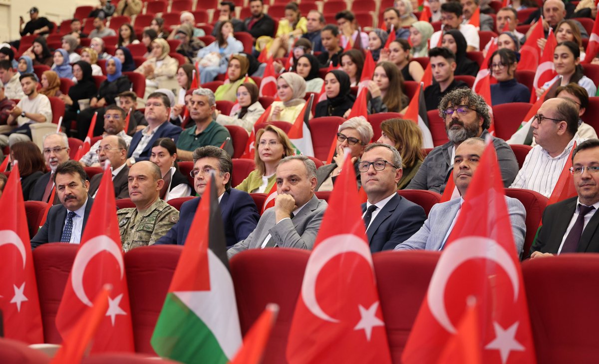 ERÜ’de “İlk Ders Filistin: Filistin ve Yeni Ortadoğu Jeopolitiği” Konferansı Düzenlendi

Erciyes Üniversitesi Rektörlüğü tarafından düzenlenen “İlk Ders Filistin: Filistin ve Yeni Ortadoğu Jeopolitiği” konferansı, Erciyes Kültür Merkezi’nde yoğun katılımla gerçekleştirildi.