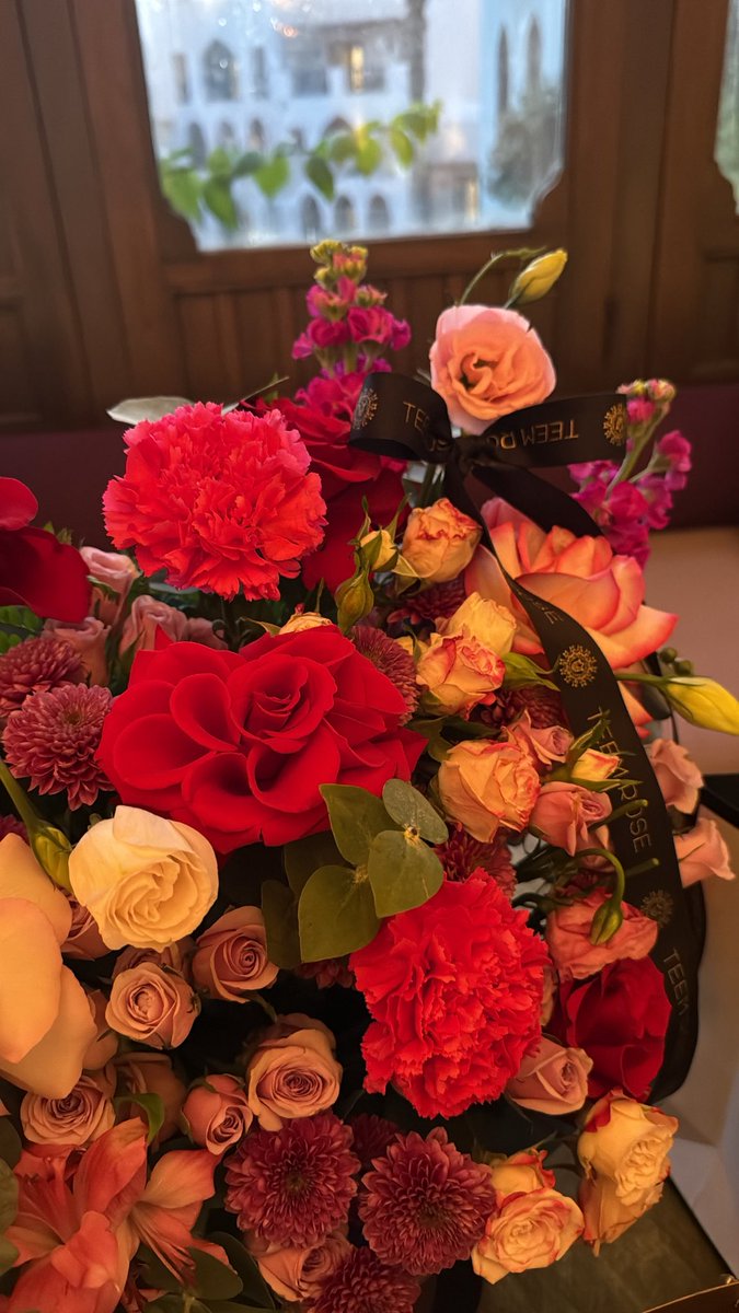 ♥️🌸

كل البشر تفنى وتبقى المبادئ
والناس وقفات وكلٍ ومبداه !

الناس في وادي وحنا بوادي !
ويا بعد هقوتنا ودرب مشيناه !

ماهمنا من هو مطرف وغادي
المنتحي عن دربنا مافقدناه

#مهذل_الصقور

#صباح_آلخيــــر