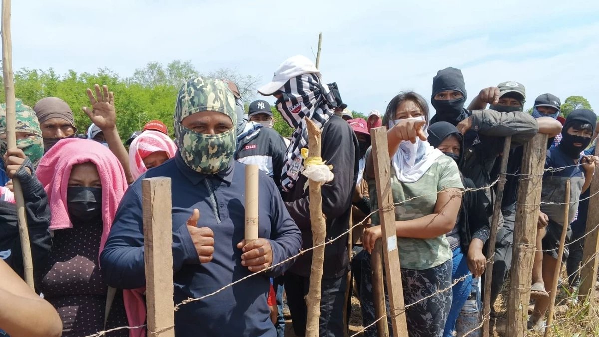 Lo que ocurre en Santa Cruz es inaceptable: doscientos encapuchados armados irrumpen en un predio, golpean brutalmente a un productor, retienen a sus empleados y destruyen su trabajo. 

Eso no son conflictos, son delitos. Y esos delitos se cometen con la complicidad de un Estado