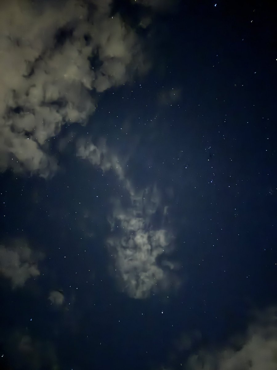 TrailASMR's tweet photo. The night sky never disappoints—stars shining through the clouds, reminding us how small we are and how much beauty is above us. 🌌✨
#NightSky #Stargazing #PeacefulVibes #NatureLovers #CosmicViews #ScenicMoments #OutdoorLife #sky #night #clounds https://t.co/GSNtSDz0cs