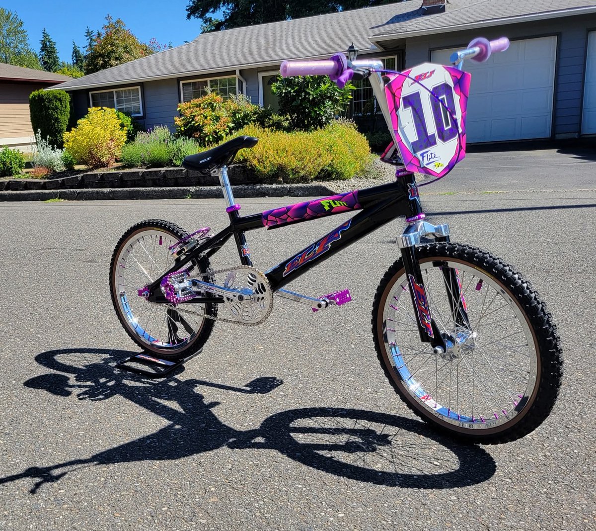 TheRealELFBMX's tweet photo. Check out this AXL build, rocking AV8R forks and sleek aluminum Pro Blast Bars—a true masterpiece of BMX craftsmanship! This rig is a testament to the golden era of BMX frame manufacturing, where precision engineering met enduring quality. 

#bmxbike #sports #bmx https://t.co/vEHQQcktP4