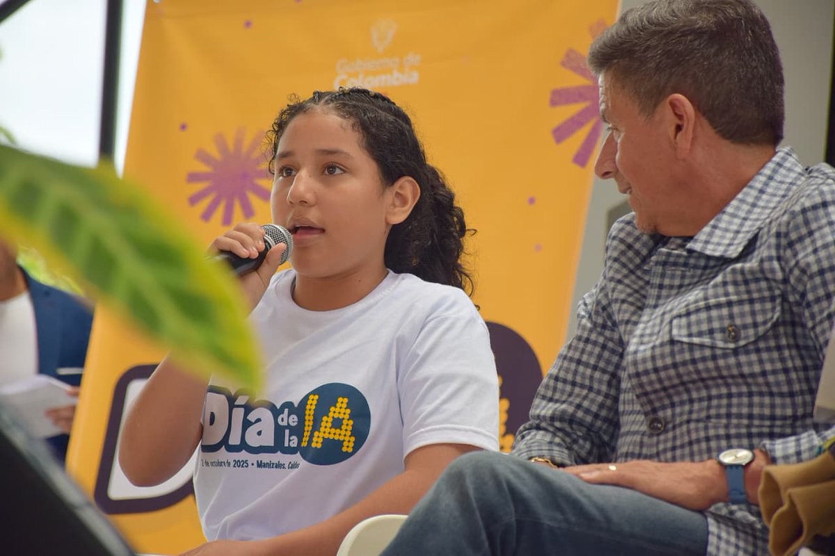¡Colombia vivió la primera jornada del #DiaDeLaIA en tu colegio!

Docentes de todas las regiones participaron en una experiencia nacional para fortalecer el uso ético, pedagógico e innovador de la inteligencia artificial en las aulas.

#IAEnElAula