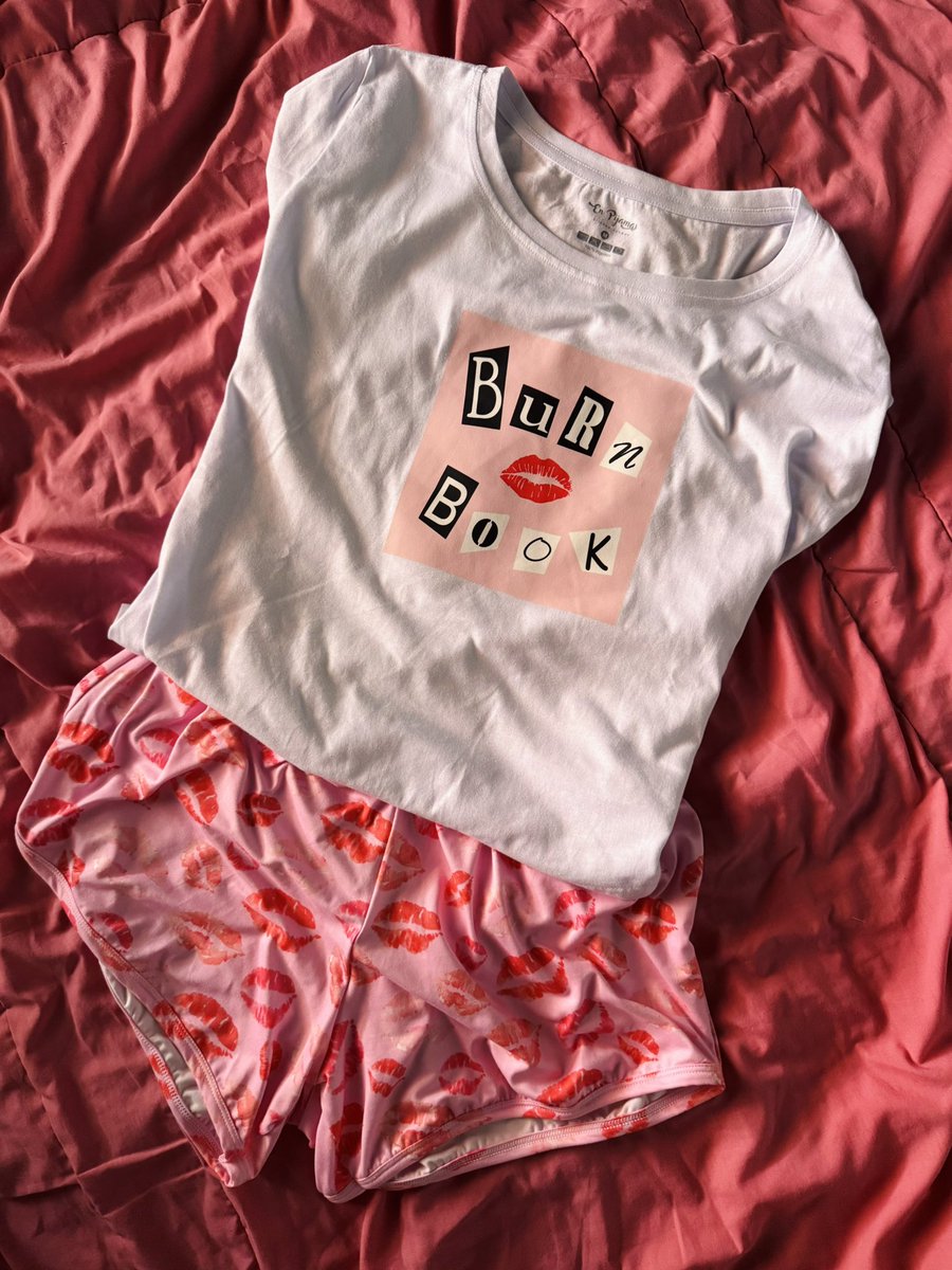 EnPijamasPy's tweet photo. ITS OCTOBER 3rd! 
Hoy es el único día que podes darle rt a este pijama!!💋😍💗 happy mean girls day!!

#october3 #MeanGirls #itsoctober3rd #ReginaGeorge https://t.co/Nuxoflrsf4