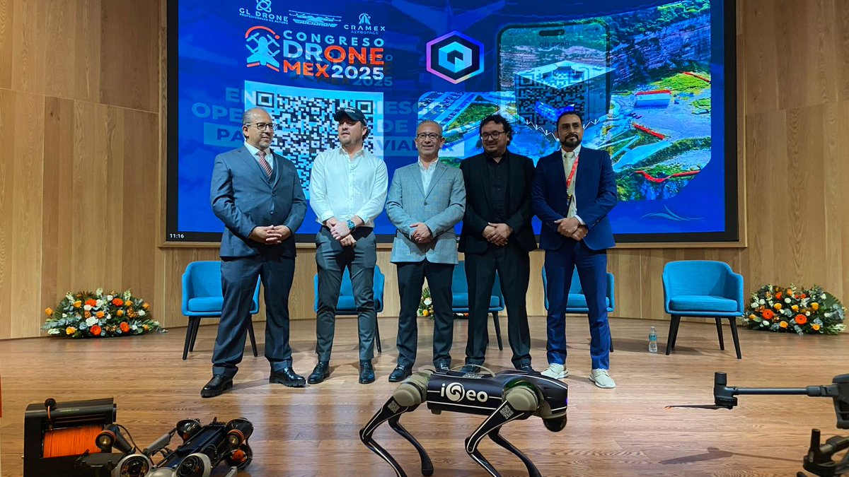 ElBlogdePorter's tweet photo. Municipio de #Querétaro impulsa la innovación tecnológica con el 2º Congreso Internacional de Drones

El @qromunicipio a través de la Secretaría de Innovación y Tecnología llevó a cabo en el Centro de Innovación y Tecnología BLOQUE el 2º Congreso Internacional de Drones, evento que reunió a especialistas, líderes y emprendedores para impulsar el desarrollo y aplicación de esta tecnología en la ciudad.

El director de BLOQUE, Rodrigo Ruiz Ballesteros, dio a conocer que próximamente se impartirán cursos, talleres y capacitaciones dirigidas a pilotos de drones en distintos niveles, así como programas de vinculación con líderes de la industria. También presentó el primer dron manufacturado en Querétaro para el sector agrícola, el modelo MXD, que representa un avance significativo para la innovación local.

Durante la inauguración, Samuel Media, director de Volemos el Dron y organizador del evento, señaló la relevancia de este encuentro al considerar que Querétaro se consolida como un punto de referencia en México dentro del sector de los drones.

En este congreso, más de mil 500 asistentes participaron en actividades que incluyeron conferencias, exposiciones y demostraciones en vivo con la presencia de especialistas, líderes y emprendedores del sector. Entre las actividades más destacadas se presentó un espectáculo aéreo con 200 drones que iluminó el cielo con coreografías sincronizadas, además de anunciarse la primera Carrera FPV de Drones en Querétaro, a realizarse el próximo domingo 5 de octubre en las instalaciones del Bloque, con acceso gratuito para todo público.

El Congreso Internacional de Drones permanecerá abierto al público el sábado 4 y domingo 5 de octubre, en un horario de 9:00 a 19:00 horas, con acceso gratuito, reafirmando la visión del municipio de Querétaro de acercar la innovación y la tecnología a las familias queretanas.